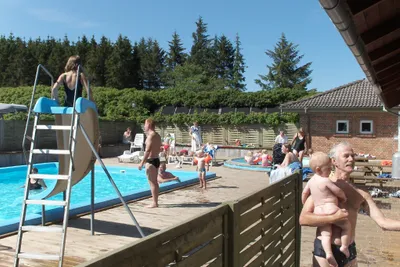 A35 Sindal Camping - Swimmingpool mit Rutsche und Sitz- und Liegemöglichkeiten