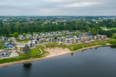 EuroParcs aan de Maas - Luftaufnahme der Mobilheime am Wasser