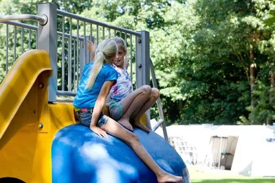 Kinder spielen auf dem Spielplatz des Campingplatzes Aan Veluwe in Oosterbeek