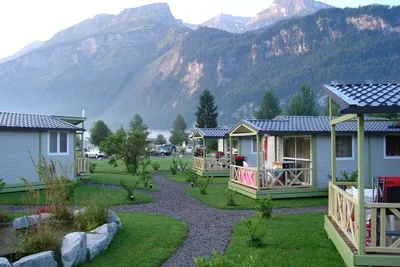 Camping Aaregg - Mobilheime mit überdachten Veranden mit den Alpen im Hintergrund
