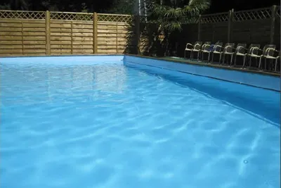Camping Acquarossa - Swimmingpool mit Stühlen am Rand