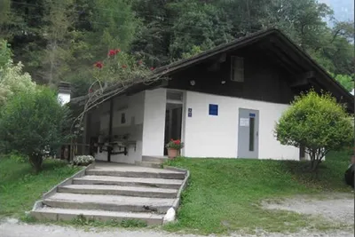 Camping Acquarossa - Das Sanitärgebäude des Campingplatzes von aussen