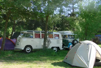 Adventure Camp Schnitzmühle - Stellplätze und Zeltplätze im Schatten unter Bäumen auf dem Campingplatz