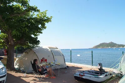 Camping Agay Soleil - Gäste sitzem vor dem Zelt auf dem Zeltplatz mit dem Blick auf Meer