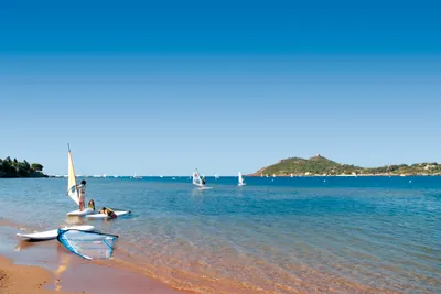Camping Agay Soleil - Windsurfing an der Meeresküste in der Umgebung von dem Campingplatz