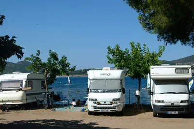 Camping Agay Soleil - Wohnwagenstellplatz mit dem Blick auf Meer
