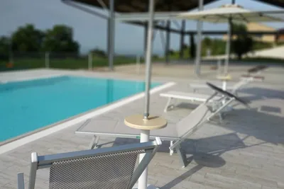 Agricampeggio Abbruzzetti - Poolbereich mit Liegestühlen auf dem Campingplatz