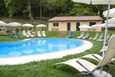 Agricampeggio La Valle  -   -  Poolbereich vom Campingplatz im Grünen