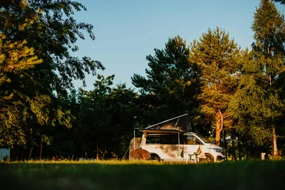 Camp Pälitzsee - Blick auf einen Standplatz am Abend