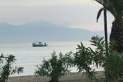 Camping Aigeas - Fischerboot im Meer  in der Nähe vom Campingplatz