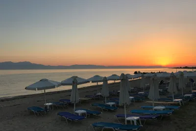 Camping Aigeas - Strand mit Sonnenschirmen und Liegestühlen  in der Nähe vom Campingplatz