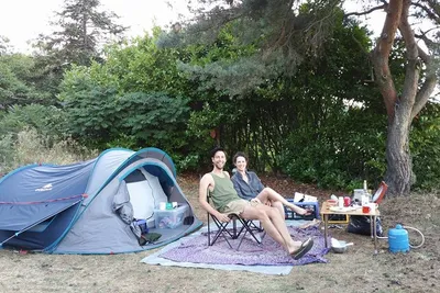 Aire Naturelle de Camping Les Cerisiers - Gäste vor ihrem Zelt