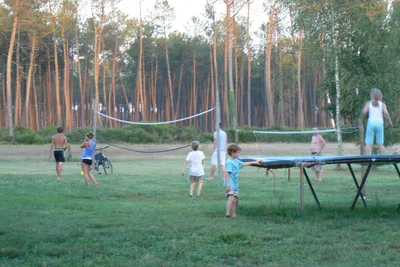 Aire Naturelle Camping du Toy - Sprungmatte und Volleyballfeld
