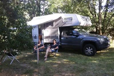 Aire Naturelle de Camping Les Cerisiers - Wohnmobilstellplatz im Schatten der Bäume