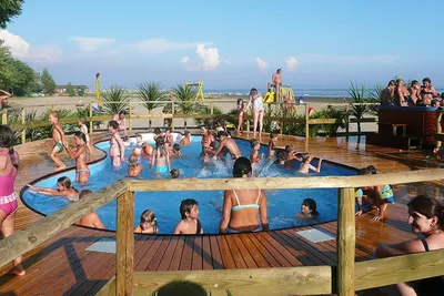 Camping al Bosco - Swimmingpool des Campingplatzes mit Badegästen