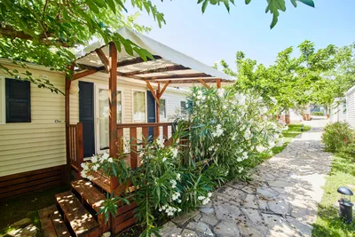 Alannia Costa Dorada - Mobilheime mit Terrasse auf dem Campingplatz