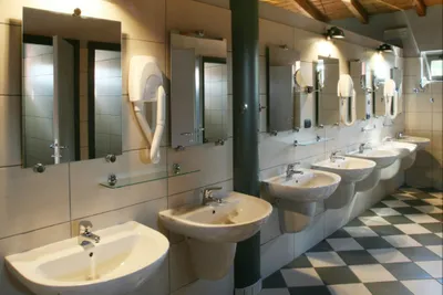 Camping Alba Village - Sanitärgebäude mit Waschbecken und Spiegel