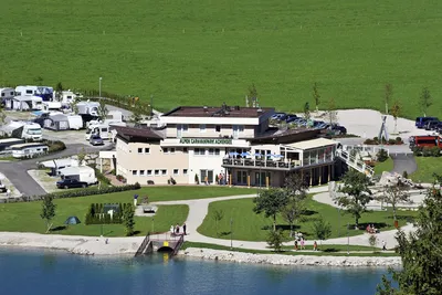 Alpen-Caravanpark Achensee - Übersicht auf das gesamte Campingplatz Gelände 