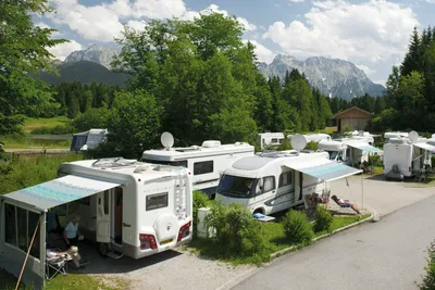 Alpen-Caravanpark Tennsee - Wohnwagen und Wohnmobile auf den Stellplätzen des Campingplatzes
