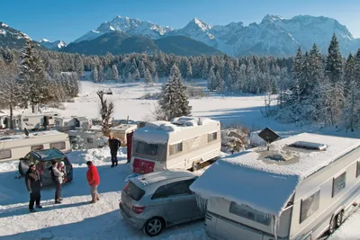 Alpen-Caravanpark Tennsee - Wohnwagen und Wohnmobile auf den Stellplätzen im WInter