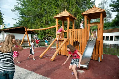 Alpen-Caravanpark Tennsee - Kinderspielplatz auf dem Campinggelände mit Schaukeln, Rutsche und Kletterburg