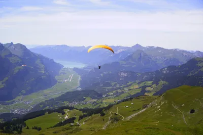 Alpencamping - Paraglider im Panorama der Alpen beim Campingplatz