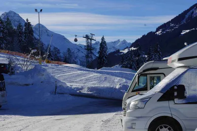 Alpencamping Haller - Blick auf die Standplätze auf dem verschneiten Campingplatz