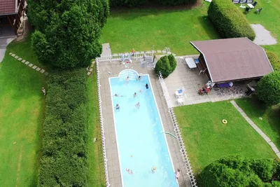 Alpencamping Mark - Blick auf den Pool im Freien