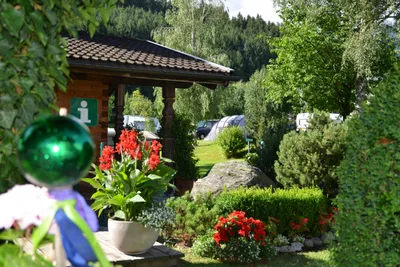 Alpencamping Mark - Mit schönen Pflanzen dekorierter Campingplatz