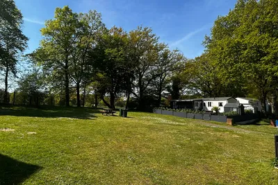 Camping am Wasserfall - Wiese auf dem Campingplatz