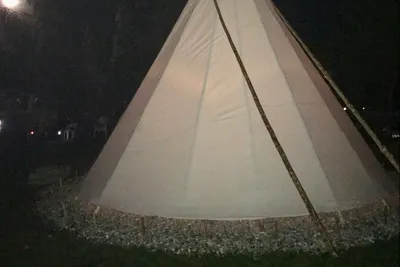 Amazonas-Camp - Tipizelt auf dem Campingplatz