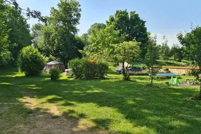 Camping Ambiance Morvan - Standplatzwiese auf dem Campingplatz