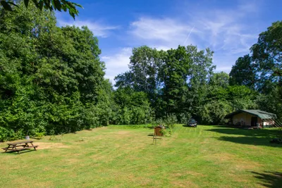 Camping Ambiance Morvan - Wohnmobil- und Wohnwagenstandplätze auf der Wiese