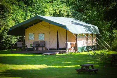 Camping Ambiance Morvan - Glamping-Unterkunft mit Terrasse im Grünen