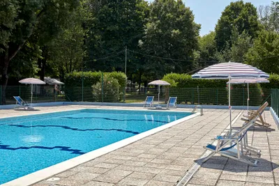 Camping Aquileia  - Pool im Freien mit Liegestühlen und Sonnenschirmen