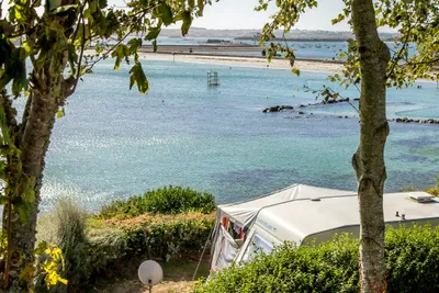 Camping Ar Kleguer  -  Wohnwagenstellplatz und Wohnmobilstellplatz vom Campingplatz mit Meerblick