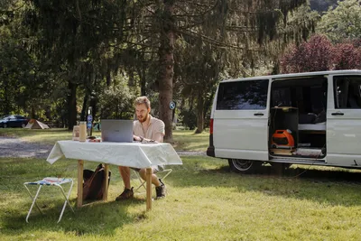 Arden Parks Durbuy - Standplätze zwischen den Bäumen auf dem Campingplatz