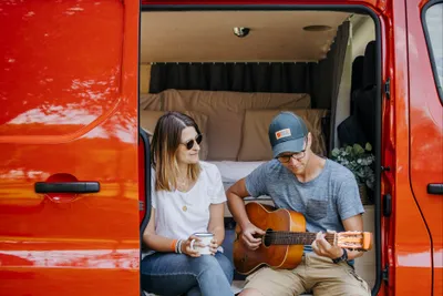 Arden Parks Durbuy - Camper sitzen in ihrem Van auf dem Campingplatz