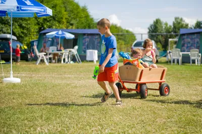Ardoer Camping International  - spielende Kinder auf dem Wohnwagen- und Zeltstellplatz vom Campingplatz