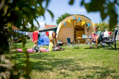 Ardoer Camping De Meulinge - Blick auf die Standplätze auf der Wiese