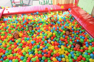 Camping Arizona  - Kinder im Bällebad vom Campingplatz