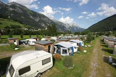 Camping Arlberg -  Campingbereich für Zelte und Wohnwagen mit Blick auf die Alpen