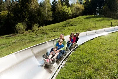Camping Atzmännig - Camper Familie auf einer Rutschbahn des Campingplatzes