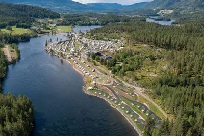 Aurdal Fjordcamping og Hytter - Luftaufnahme vom Campingplatz