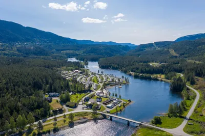 Aurdal Fjordcamping og Hytter - Campingplatz am Wasser umgeben von Wald