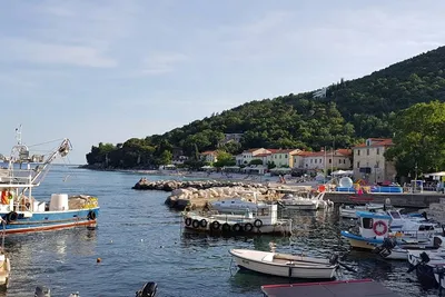 Autocamp Draga - Der Hafen von Mošćenička Draga mit vertäuten Booten in der Nähe des Campingplatzes