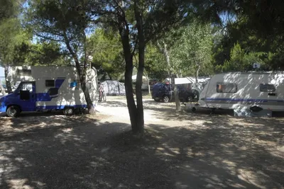 Autocamp Pisak - der  Wohnwagen- und Zeltstellplatz unter Bäumen