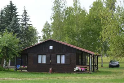 Autocamping Rozkoš - Mobilheim vom Campingplatz zwischen Bäumen
