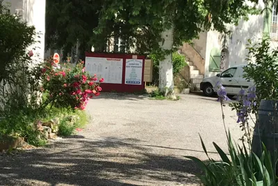 Camping Aux Tonneaux - Eingangsschild am Tor des Campingplatzes