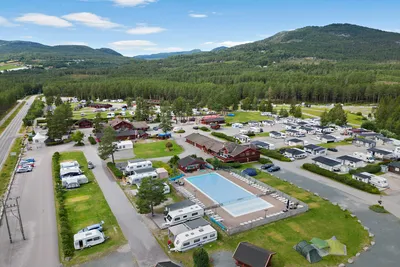 First Camp Bø - Telemark  Bø Camping  - Luftaufnahme des Campingplatzes mit Pool im Freien